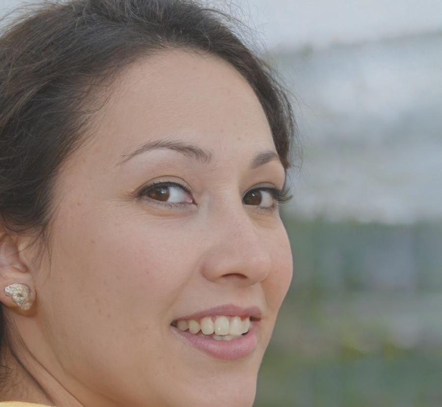 Retrato profesional de consultora en bienestar corporativo